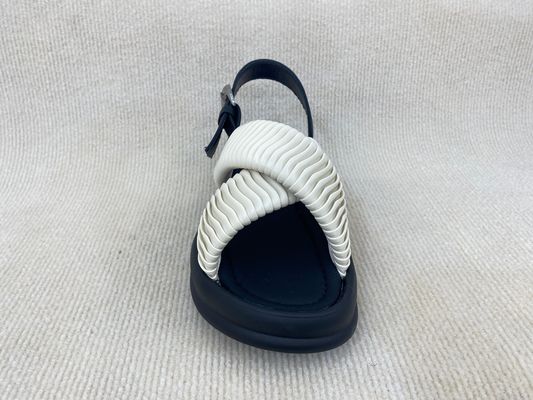 Mujeres blancas de moda chanclas con tacones planos