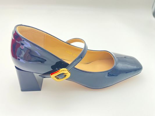 Mujeres zapatos de tacón negro con tacones largos de laca y cierre de hebilla mental