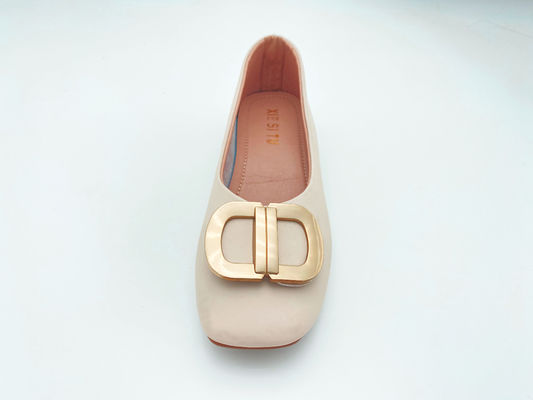 Mujeres con pantalones blancos con tacones bajos, de cuero genuino